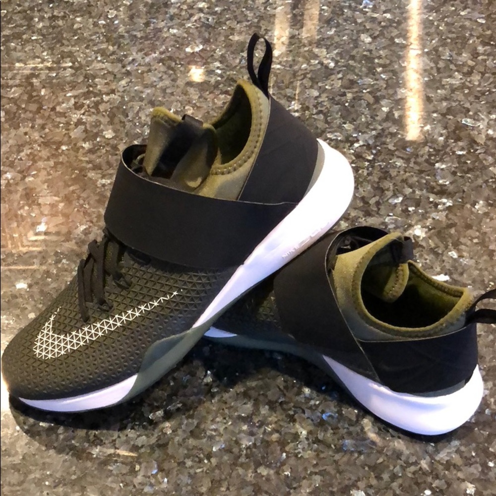 Nike Zoom Sneakers! Olive Green